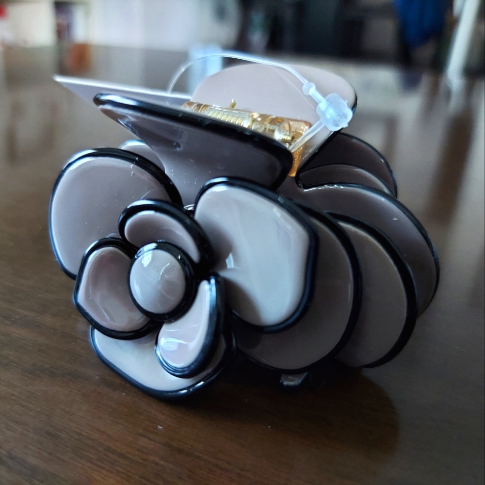 Medium Acrylic Hair Claw